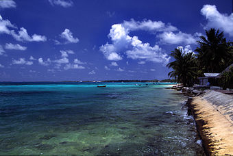 O plajă din atolul Funafuti într-o zi însorită.