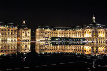 Place de la Bourse di notte con il Miroir d'eau e il tram, Bordeaux
