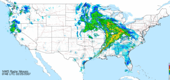 Een radarbeeld van een groot extratropisch cyclonaal stormsysteem boven het midden van de Verenigde Staten. De band van onweersbuien is te zien langs het achterste koudefront.