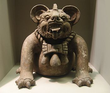 Een urn in de vorm van een "vleermuisgod" of een jaguar, uit Oaxaca, gedateerd op 300-650 na Christus. Hoogte: 23 cm.  