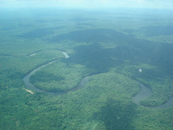 Vista aérea do rio Lukenie ao serpentear pelas florestas de planície do Congo Central da República Democrática do Congo