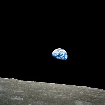 Egy történelmi földönkívüli égbolt-Földfelkelte, a Föld a Holdról nézve. William Anders, az Apollo 8 űrhajós készítette Hold körüli pályán, 1968. december 24-én.