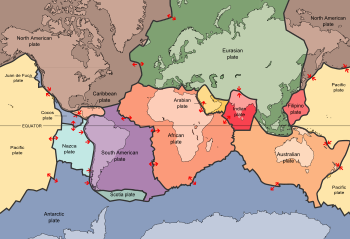 In oranje en rood is de Indo-Australische plaat, verdeeld tussen de Indische plaat en de Australische plaat  