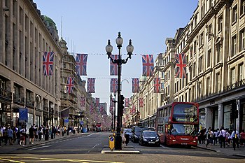 Tak wyglądała Regent Street 25 kwietnia 2011 roku. Flagi Unii zostały podniesione, aby uczcić ślub Kate Middleton i księcia Williama.