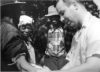 En läkare tar blod från en av Tuskegee-testpersonerna.