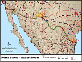 La frontière entre les États-Unis et le Mexique s'étend sur quatre États américains, six États mexicains et compte plus de vingt passages à niveau commerciaux.