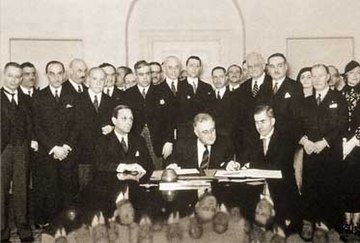 Ondertekening van het Pact van Roerich (in het midden: Franklin Delano Roosevelt)