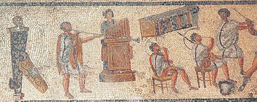 Musiciens : un détail de la mosaïque de Zliten (IIe siècle après J.-C.). L'ensemble de la mosaïque les montre en accompagnement de combats de gladiateurs et d'événements impliquant des animaux sauvages dans l'arène : de gauche à droite, le tuba, l'hydraulis (orgue à tuyaux d'eau) et deux cornua