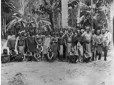 Aravaku iedzīvotāju grupa, kas redzama viņu ierastajā apģērbā. Attēls uzņemts Panamaribo (Surinama) laikā no 1880. līdz 1900. gadam.