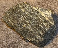 En prøve af gnejs fra stedet, hvor Jordens ældste daterede bjergarter findes (Acasta River-området i Canada). Denne prøve er blevet dateret til 4,03 milliarder år gammel.