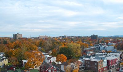 Pohled na město Poughkeepsie ve státě New York z ptačí perspektivy