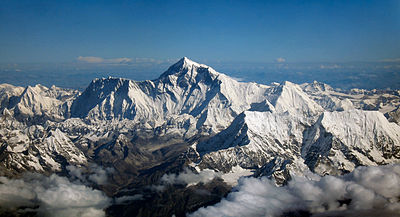 Luftaufnahme des Mount Everest aus dem Süden. Der Gipfel erhebt sich über Lhotse, während Nuptse der Grat auf der linken Seite ist.