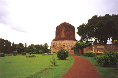 Sarnath (también conocido como "Parque de los Ciervos") es donde Buda enseñó por primera vez  