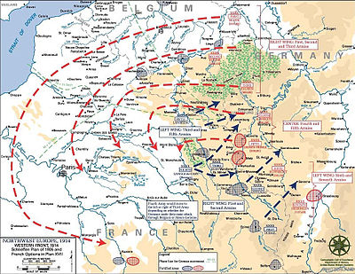 Rdeče puščice prikazujejo premike nemške vojske v okviru Schlieffnovega načrta. Modre puščice prikazujejo premike francoske vojske v okviru načrta XVII. Nemčija napade Francijo prek Belgije, Francija pa napade Nemčijo neposredno in prek Belgije.