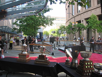 Trofeos expuestos en la ceremonia de entrega de premios de la NHL de 2006.  