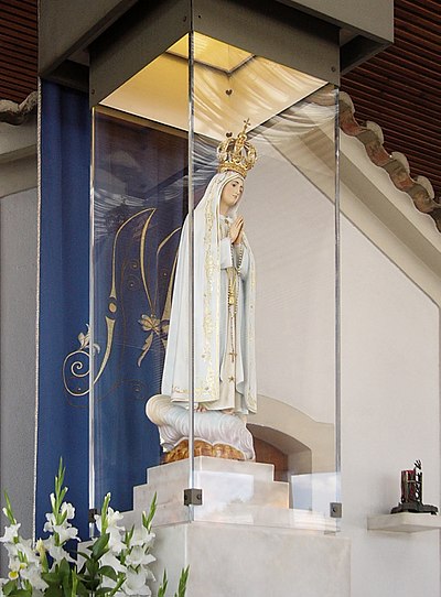 Statyn av Vår Fru av Fatima i uppenbarelsekapellet.  