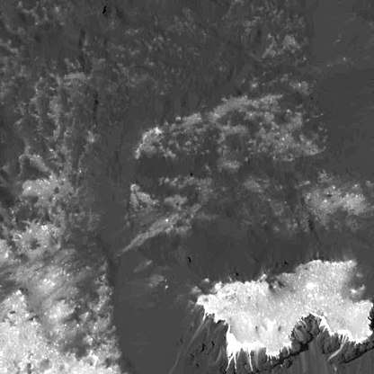 Imagine apropiată a sărurilor strălucitoare, surprinsă de nava spațială Dawn, în craterul Occator de pe Ceres.