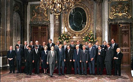 Photo of the members of the European Council at the Brussels Summit in 1987