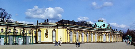 Fasada południowa lub ogrodowa i korpusy de logis z Sanssouci.