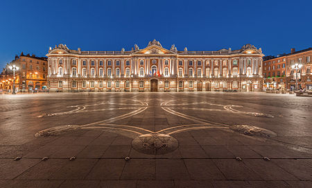 Het stadhuis van Toulouse, het Capitole de Toulouse, en het plein met het Occitaanse kruis ontworpen door Raymond Moretti op de grond.  