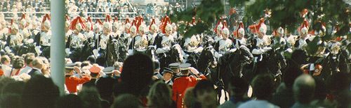 Vojáci The Blues and Royals na cestě na přehlídku Horse Guards Parade na oslavu královniných narozenin, známou také jako "Trooping the Colour".