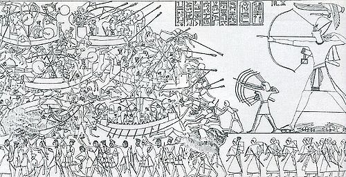 Tämä kuuluisa kohtaus on Medinet Habun temppelin pohjoisseinältä. Sitä käytetään usein havainnollistamaan egyptiläisten kampanjaa merikansoja vastaan "suistoalueen taistelussa". Hieroglyfeissä ei mainita Egyptin vihollisia, joiden kuvaillaan olevan "pohjoisista maista". Varhaiset tutkijat huomasivat, että taistelijoiden kampaukset ja asusteet ovat samanlaisia kuin muissa reliefeissä, joissa tällaiset ryhmät on nimetty.