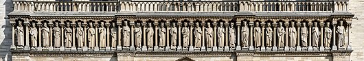 The King's Gallery with 28 figures stretches across the western façade.