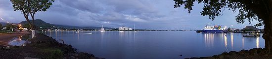 De haven van Apia bij zonsopgang, tijdens de viering van de onafhankelijkheid in 2003.  