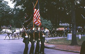 Vojenský pohřební průvod na Arlingtonském národním hřbitově, červenec 1967
