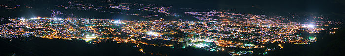 Nachtelijk panorama van de stad  