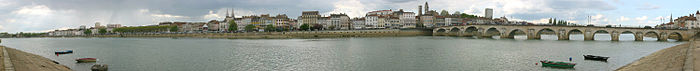 Photographie de la ville de Mâcon prise depuis Saint-Laurent-sur-Saône (Ain), de l'autre côté de la Saône