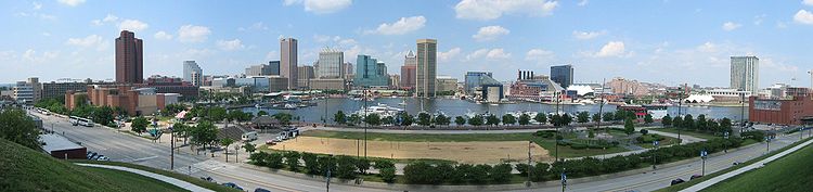 Een panorama overdag van Baltimore's Inner Harbor, gezien vanaf Federal Hill.  