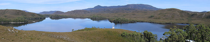 O espetacular e isolado Bathurst Harbour, South West Wilderness, Tasmania, Austrália