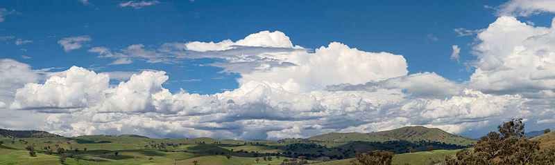 Uma paisagem nublada de cúmulo vertical moderado sobre Swifts Creek, Victoria, Austrália