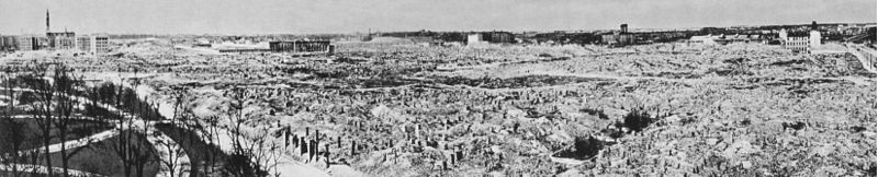 Varšava kolem roku 1950, stále svědek masivního zničení města za druhé světové války. Pohled na severozápad: Krasińského zahrady a ulice Świętojerska (vlevo).