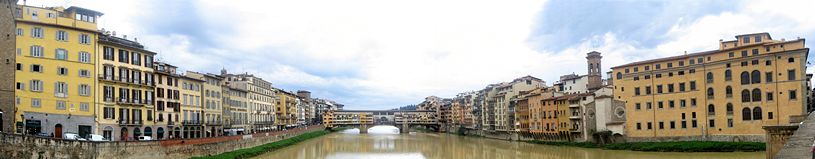 Ponte Vecchio e gli edifici circostanti sull'Arno.