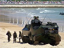 Испански военноморски пехотинци се разгръщат от AAV-7  