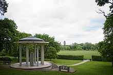 El monumento a la Carta Magna y la vista hacia las "medes