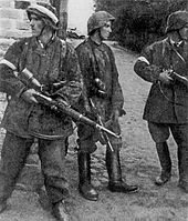 Soldații Batalionului Zośka în Gęsiówka, 5 august 1944. Doar Juliusz Deczkowski (centru) a supraviețuit. De la dreapta: Tadeusz Milewski "Ćwik" - ucis în aceeași zi. De la stânga: Wojciech Omyła "Wojtek" - ucis câteva zile mai târziu.