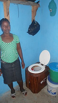 Denne model af et tørt urintoilet med urinudskillelse bruges af mange mennesker i Haiti til at bekæmpe kolera. Det er også et eksempel på containerbaseret sanitet, fordi spande med afføring og tørt dækmateriale bringes til bestemte steder for at blive omhyggeligt komposteret.  