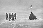 Roald Amundsen en zijn expeditieteam op de Zuidpool op 14 december 1911.  