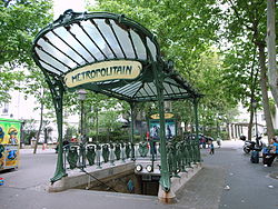 Hector Guimard'ın Abbesses istasyonundaki Paris Metrosu'nun orijinal Art Nouveau girişi