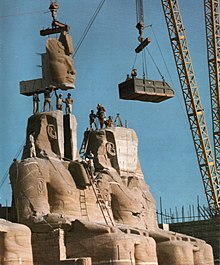Het standbeeld van Ramses de Grote bij de Grote Tempel van Abu Simbel. Het wordt weer in elkaar gezet nadat het in 1967 werd verplaatst om te voorkomen dat het zou overstromen.  