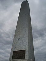 O obelisco de Adam Lindsay Gordon no Lago Azul.