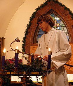 Het aansteken van de adventskaarsen in een kerk in de VS.  