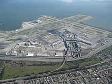 Luchtfoto van de internationale luchthaven van San Francisco en haar infrastructuur.
