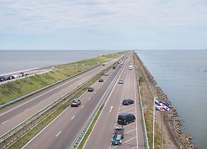 Os 32 km de comprimento Afsluitdijk separa o IJsselmeer do Mar do Norte, protegendo milhares de km² de terra. Nesta imagem, o Mar do Norte é o corpo de água do lado esquerdo