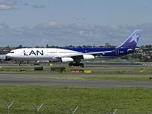 Un Airbus A340 de LAN Airlines en el aeropuerto de Sydney.  