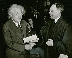 Albert Einstein, pas genaturaliseerd staatsburger, ontving zijn certificaat van burgerschap van de Verenigde Staten uit handen van rechter Phillip Forman.  