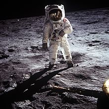 Buzz Aldrin seisoo kuussa vuonna 1969.